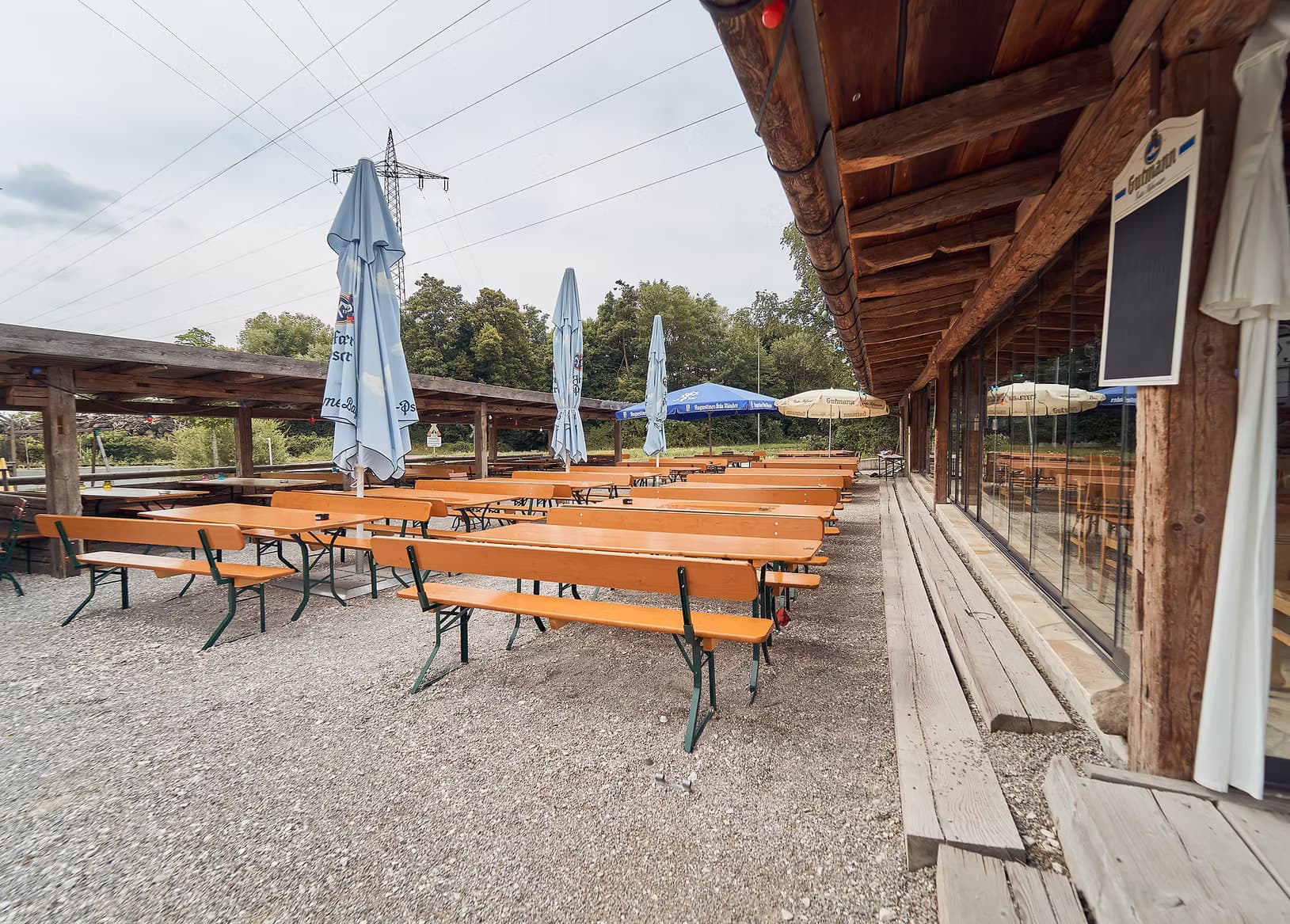 Gemütlicher Biergarten der AlmHütte