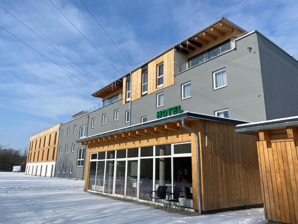 Hotel am Interpark im Winter mit Schnee