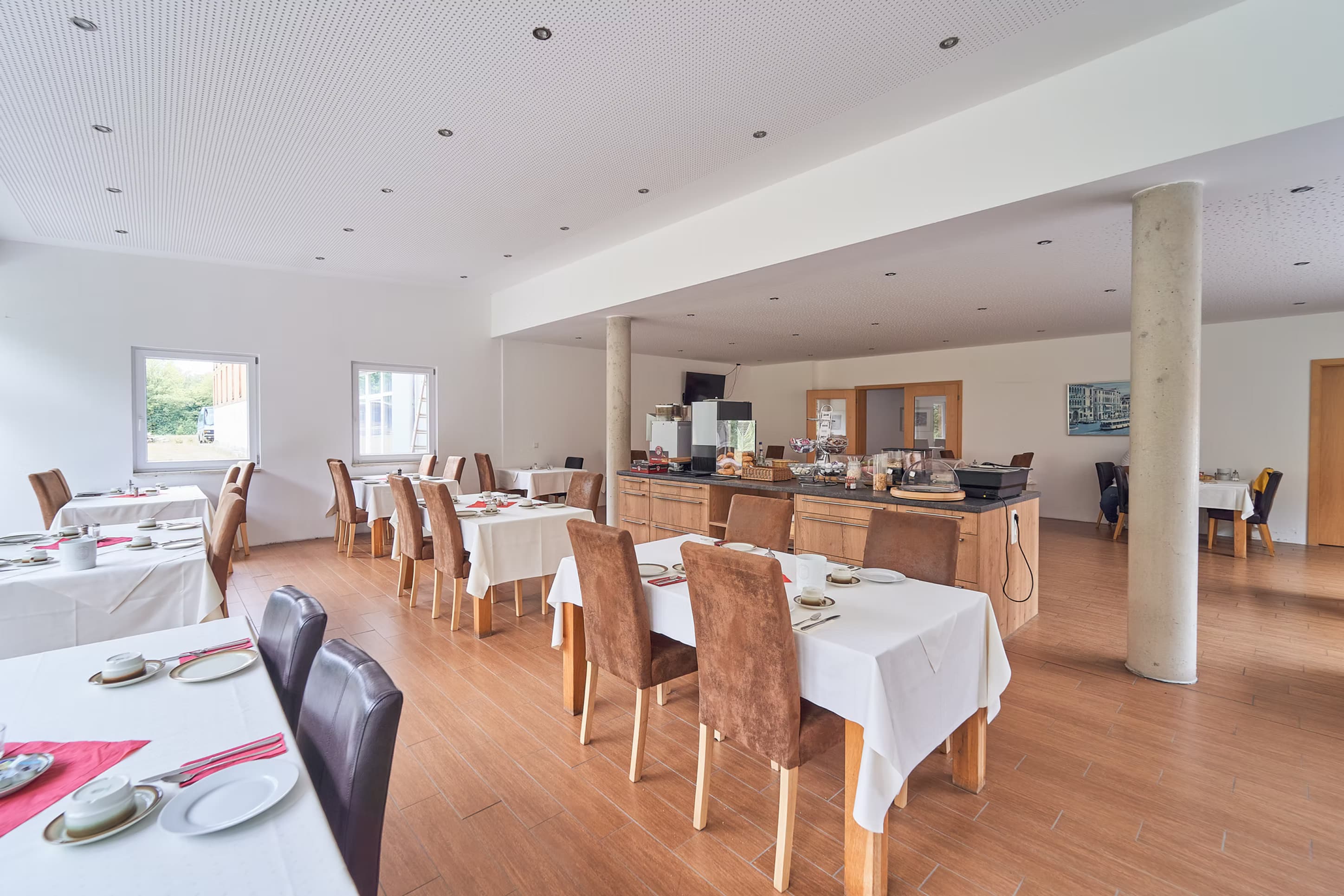 Gemütlicher Frühstücksraum der AlmHütte