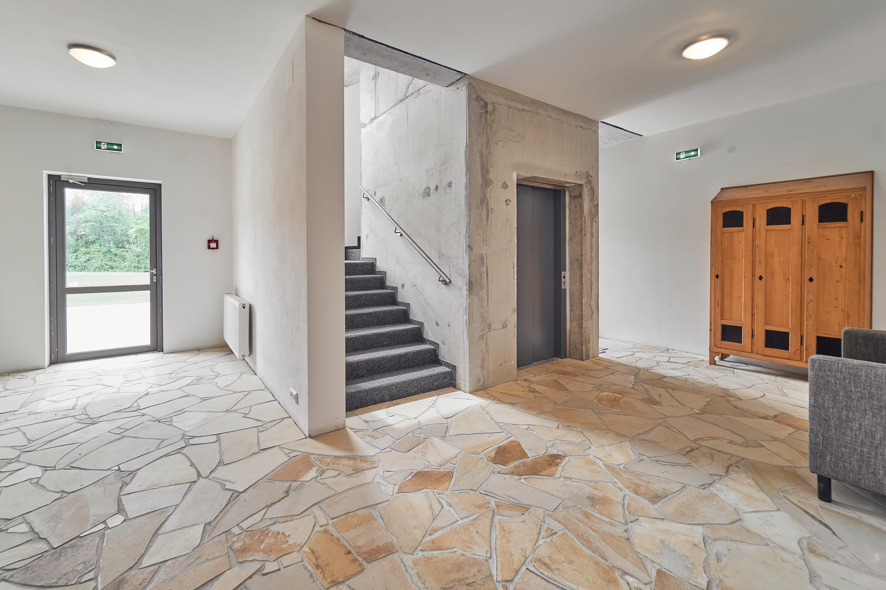 Modernes Treppenhaus im Hotel am Interpark